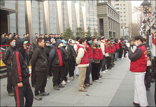 지난 11일 오후 삼성본관 앞에서 노동자연대의 복직 촉구 기자회견이 진행되는 동안, 삼성 측은 노동자연대의 천막농성 저지 등을 위해 100여명의 경비들을 건물 현관 앞에 배치했다. 